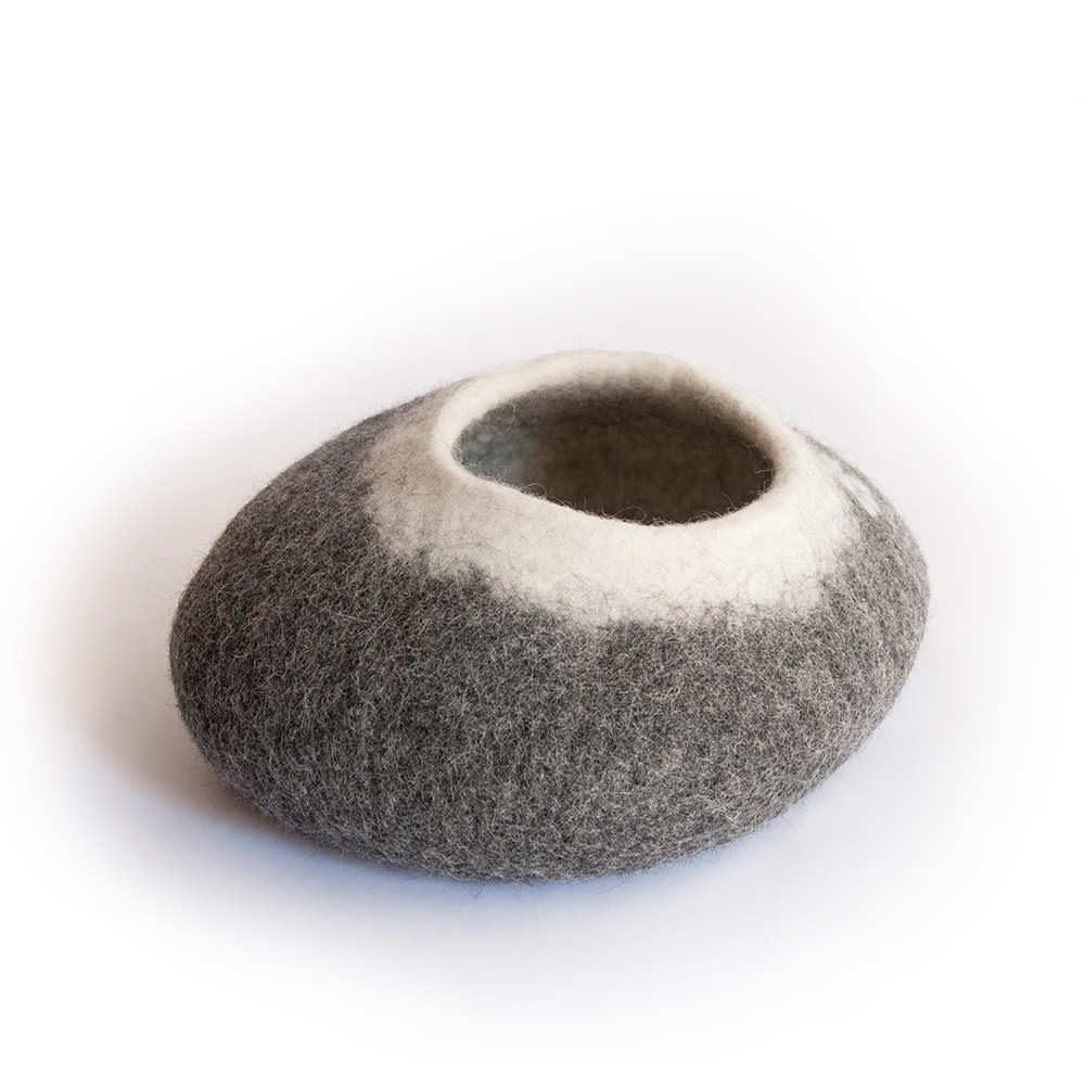 Cat Bed Pebble Gray white by Wooppers -b