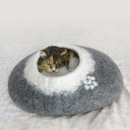 Cat Bed Pebble Gray white by Wooppers with cat