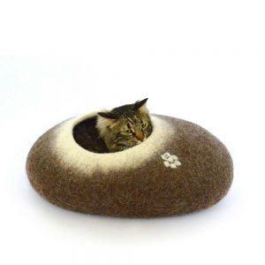 Cat Bed Pebble Brown white with cat by wooppers