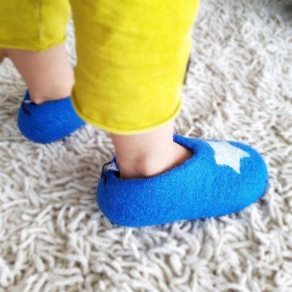 Kid wearing Boys felt slippers in blue with white star by Wooppers