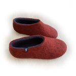 wooppers slippers in dark red rust and dark grey
