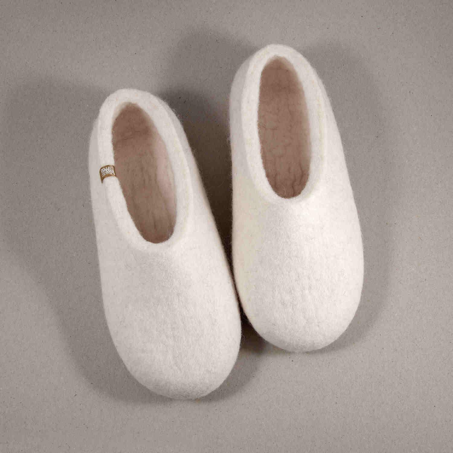 ARIA felt white slippers