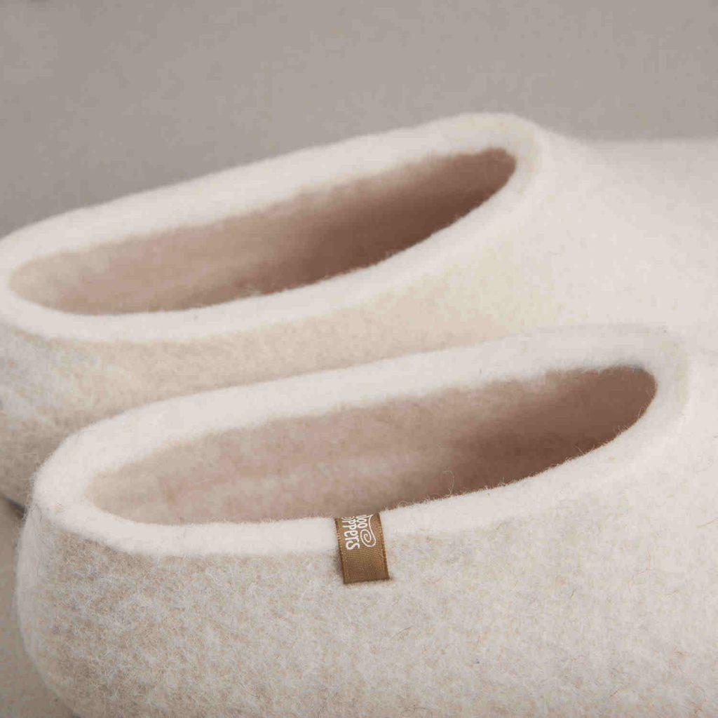 felt white slippers ARIA by Wooppers -detail