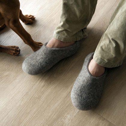 Wool mule slippers SOLO grey on man's feet with dog
