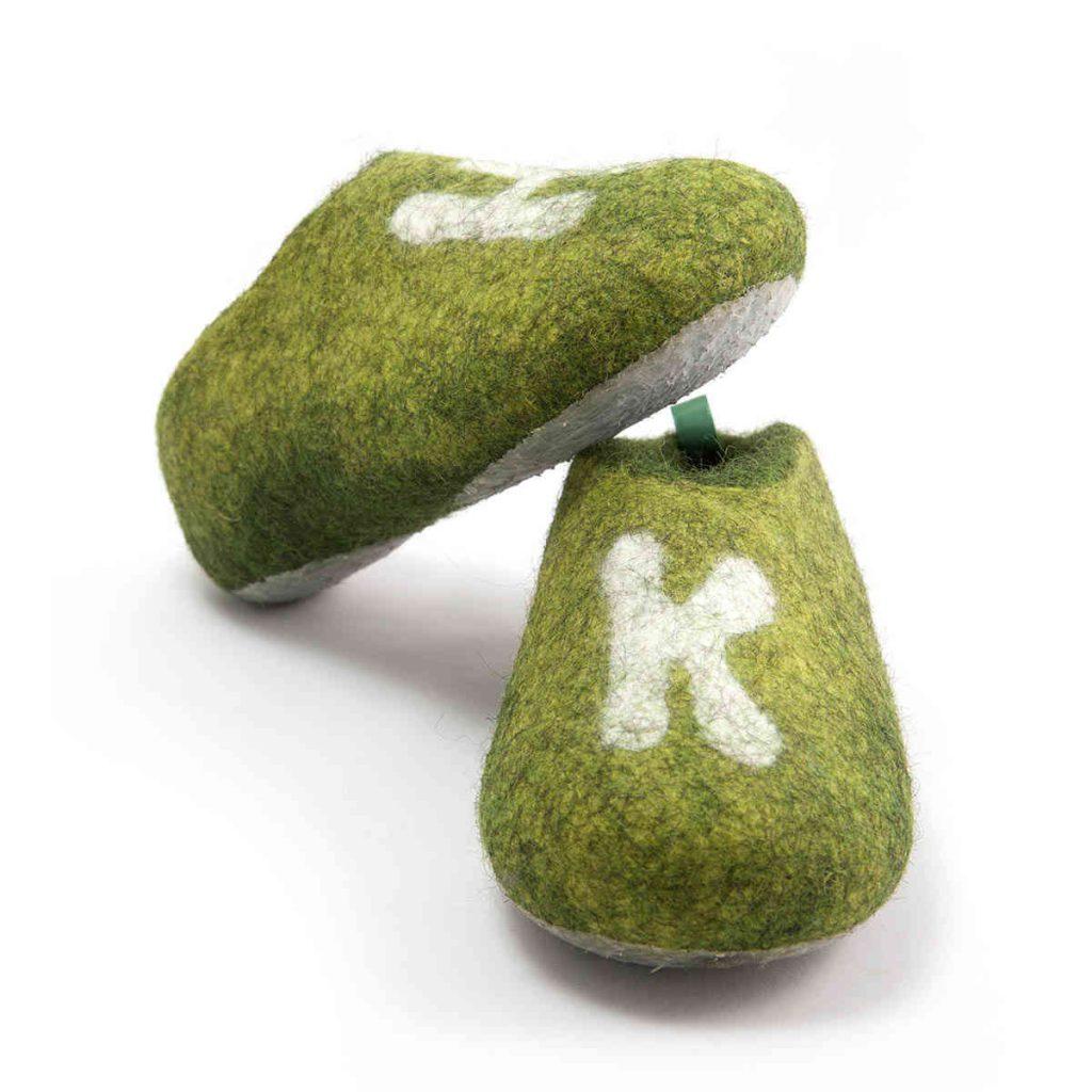 Παιδικά παντοφλάκια προσωποποιημένα με αρχικά σε πράσινο μαλλί από τη  Wooppers -c