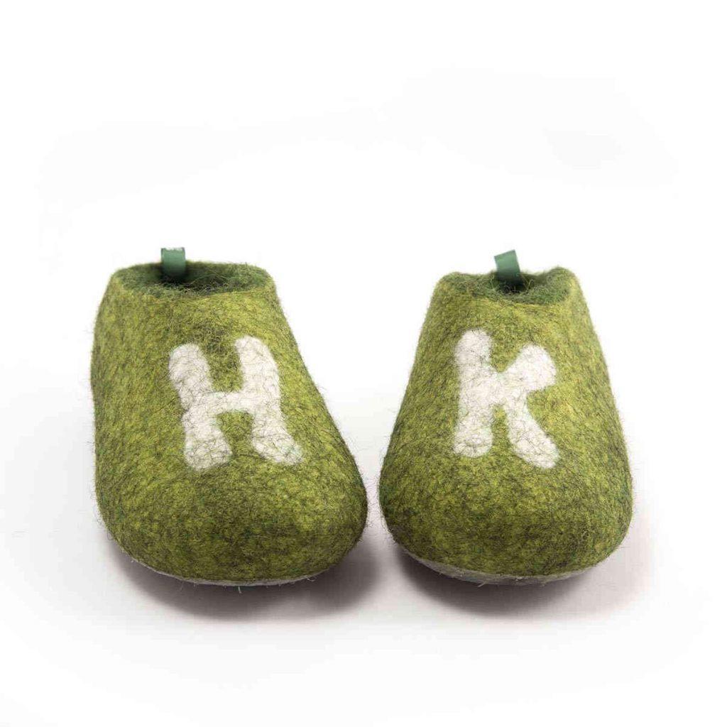 Παιδικά παντοφλάκια προσωποποιημένα με αρχικά σε πράσινο μαλλί από τη  Wooppers -d