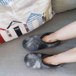 ARTI womens slippers anthracite on lady