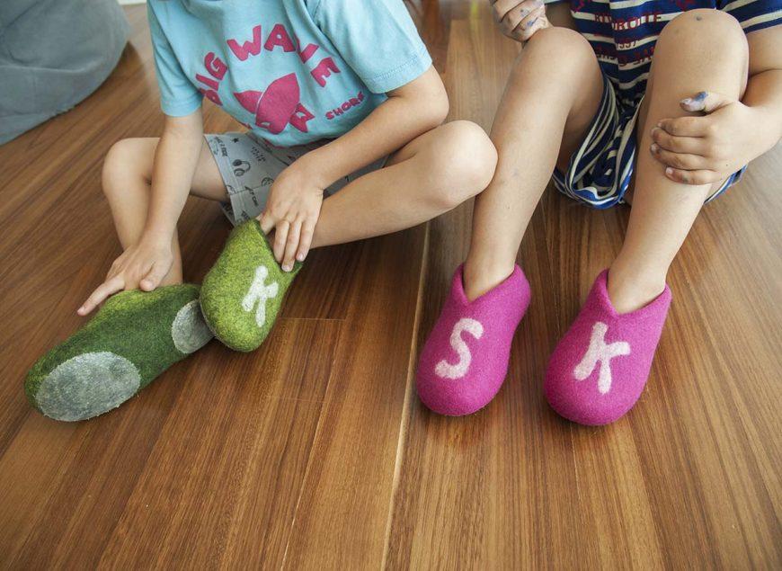 παιδιά που φορούν παντοφλίτσες με μονόγραμμα της Wooppers