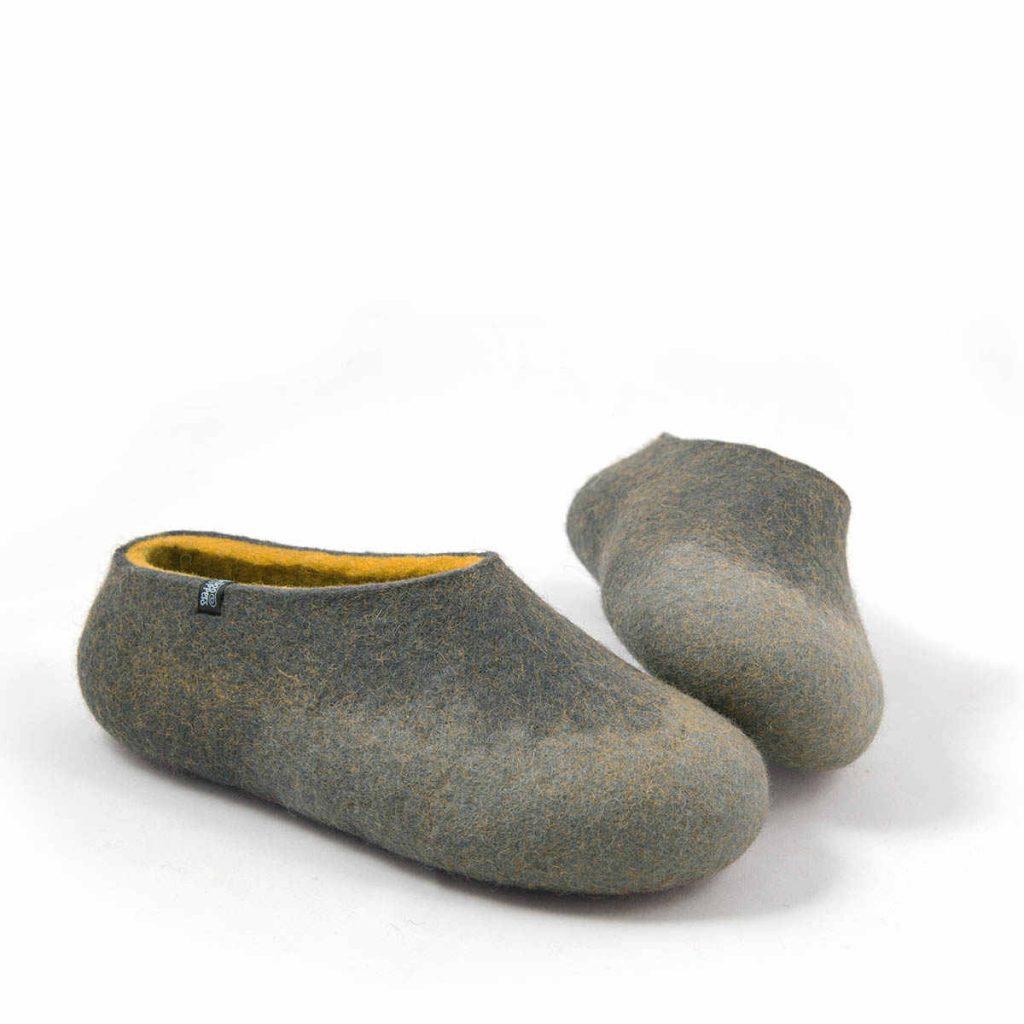 Comfy slippers in 100% merino wool, grey with mustard yellow -b