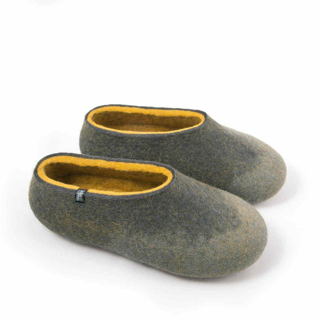 Comfy slippers in 100% merino wool, grey with mustard yellow -c