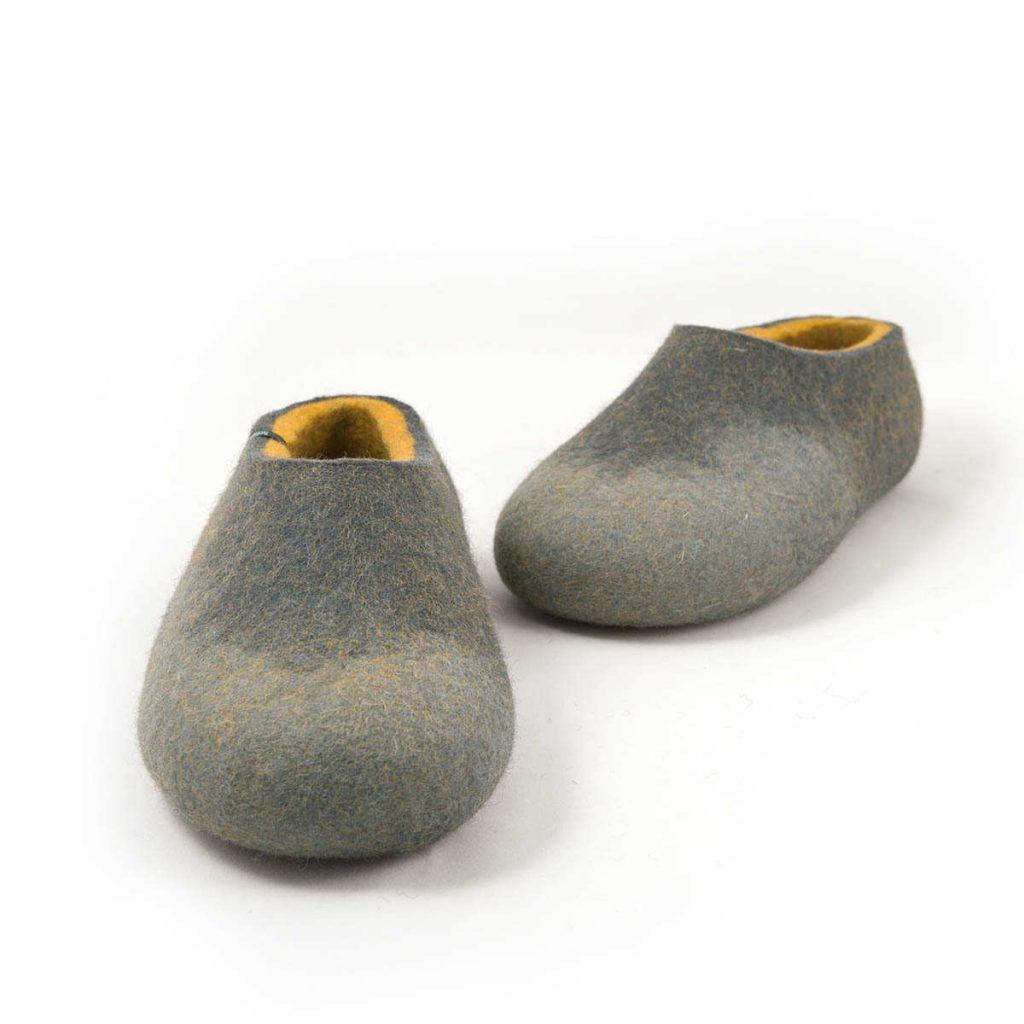 Comfy slippers in 100% merino wool, grey with mustard yellow -d