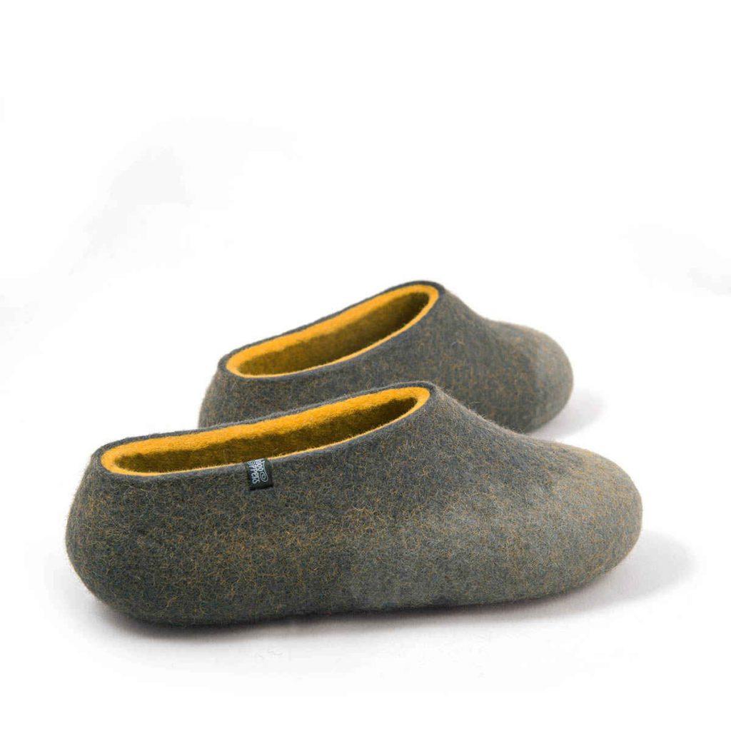 Comfy slippers in 100% merino wool, grey with mustard yellow -e