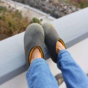 Comfy slippers in 100% merino wool, grey with mustard yellow on lady