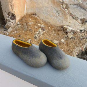 Comfy slippers in 100% merino wool, grey with mustard yellow on wall