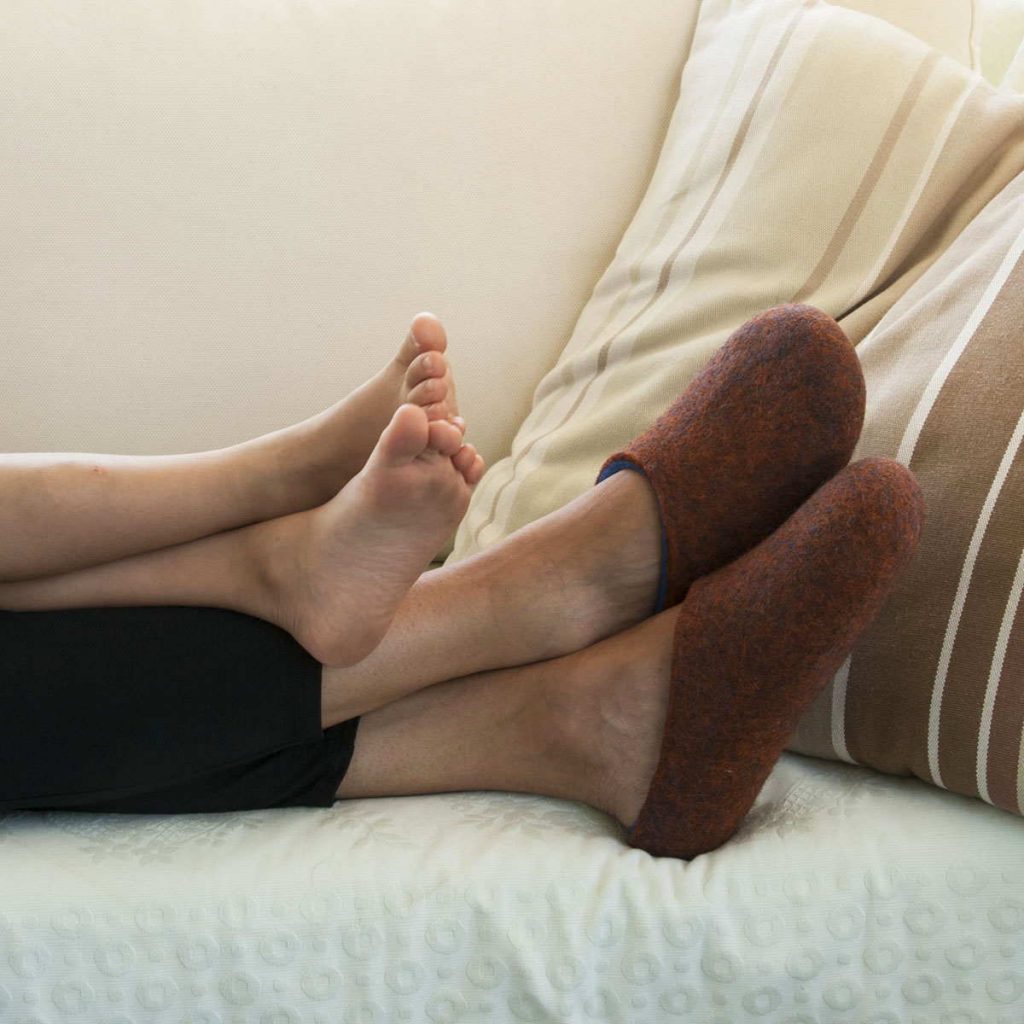 House slippers COLORI in copper and blue made either high or low at the back_on feet_1