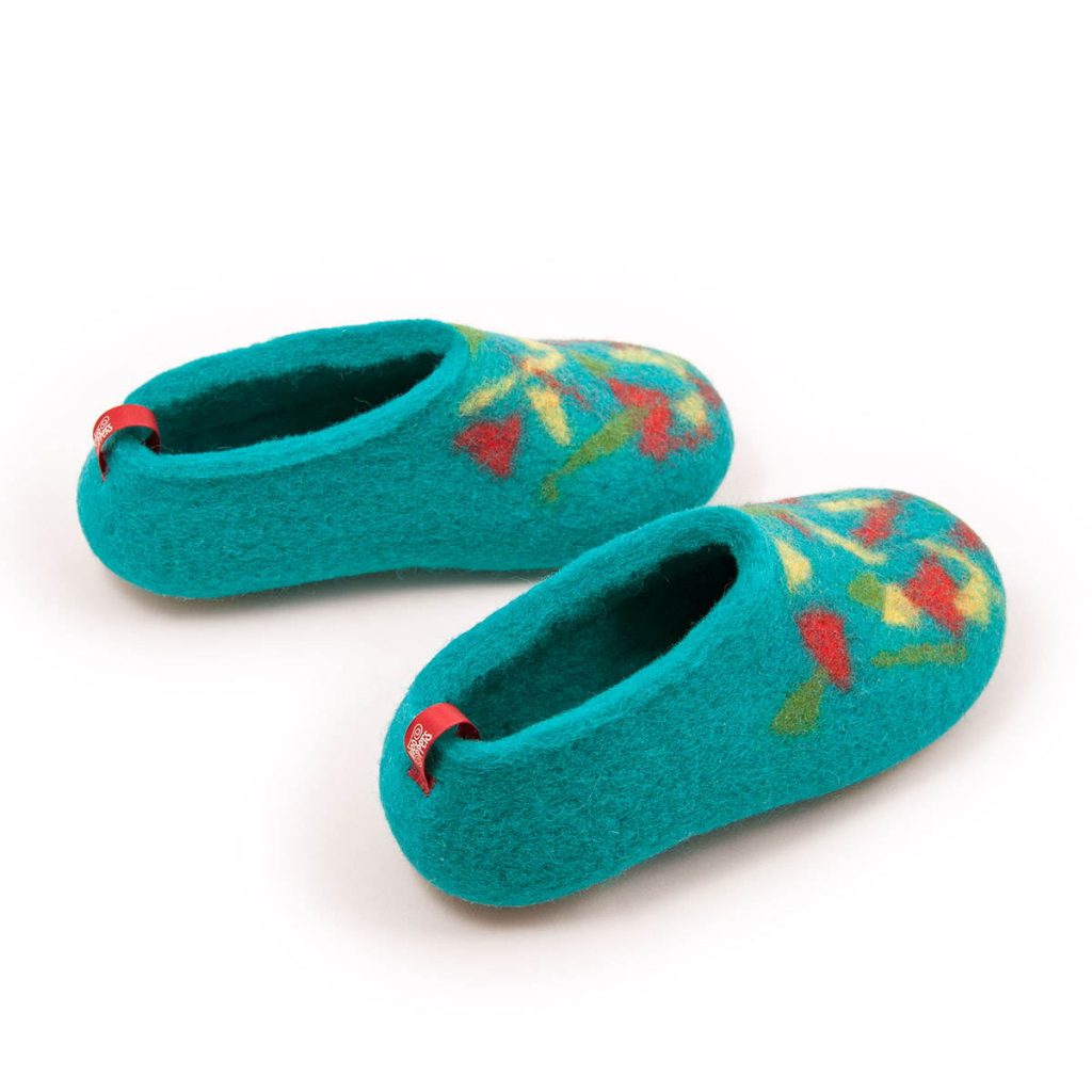 Παιδικές παντοφλίτσες σε ανοικτό μπλε μαλλί και πολύχρωμο ντεκόρ από την Wooppers_d