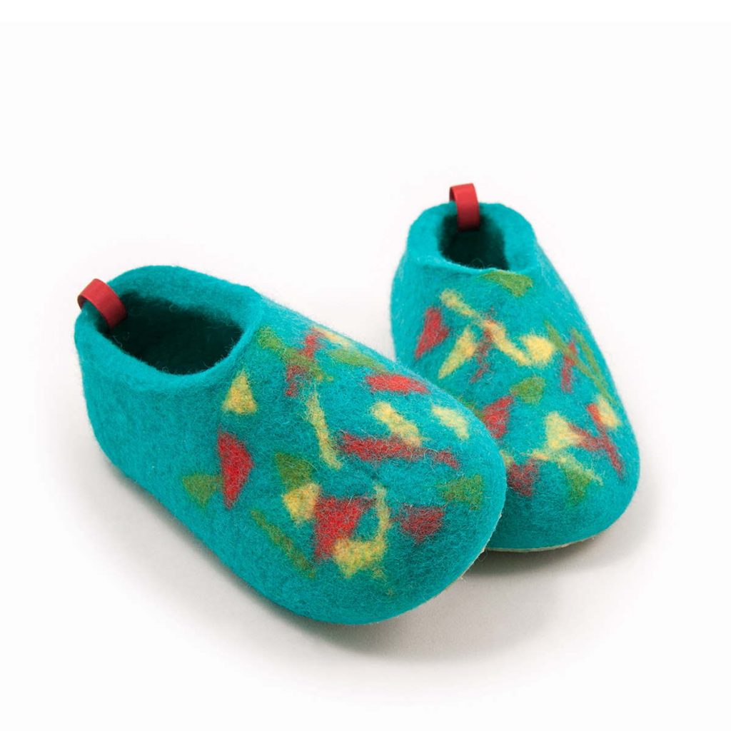 Παιδικές παντοφλίτσες σε ανοικτό μπλε μαλλί και πολύχρωμο ντεκόρ από την Wooppers_e