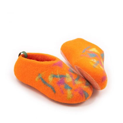 Children's slippers in orange wool with colorful confetti decoration_c