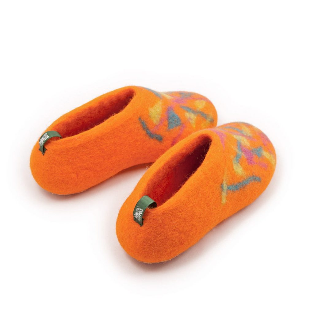 Children's slippers in orange wool with colorful confetti decoration_e