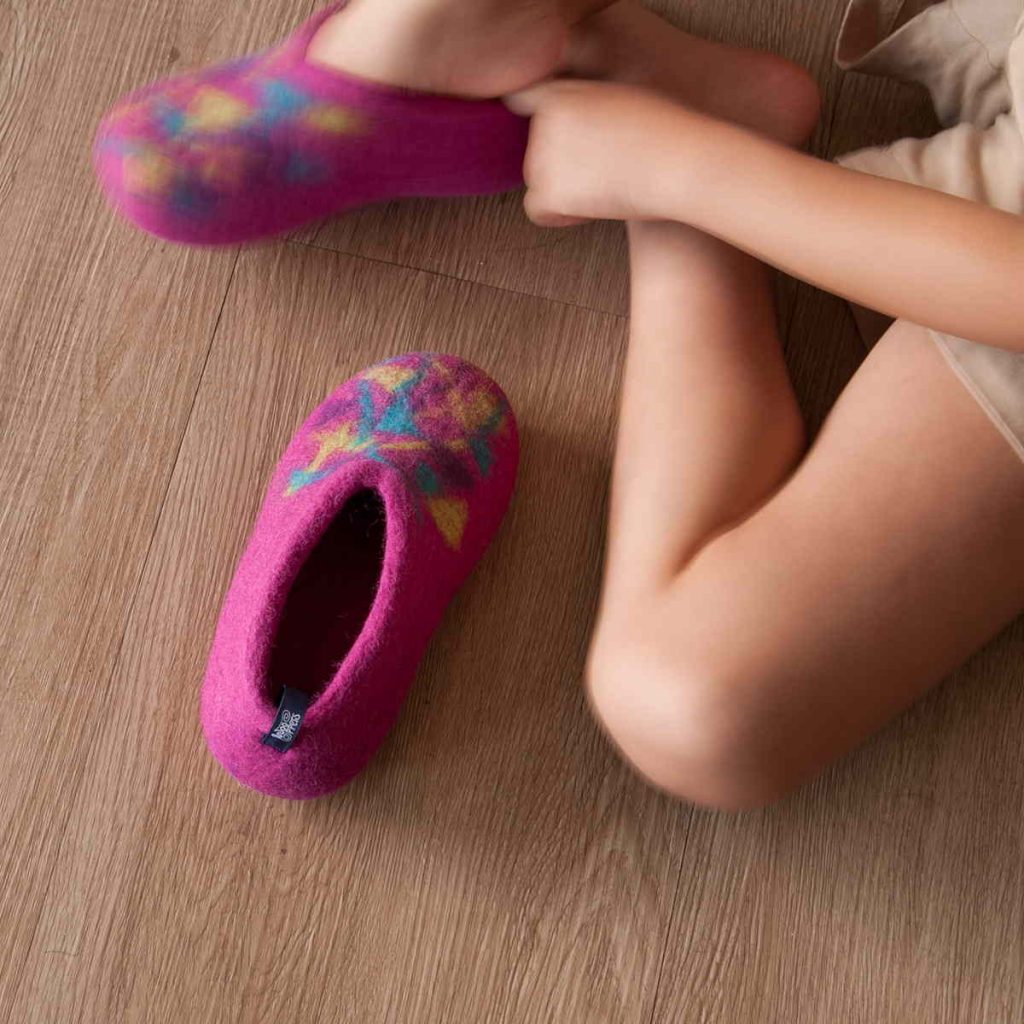 Child wearing Pink winter slippers for kids with CONFETTI BITS decoration της Wooppers