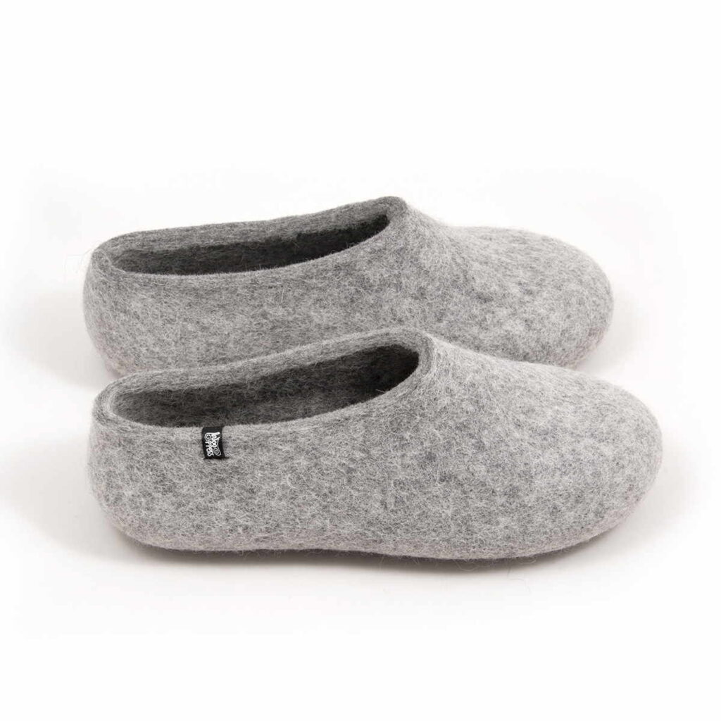 BASIC light mottled gray wool slippers as seen from the side-c