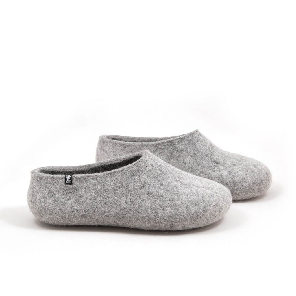 BASIC light mottled gray wool slippers as seen from the side-d