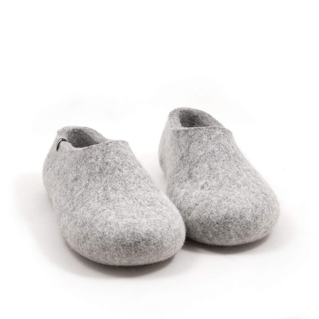 BASIC light mottled gray wool slippers as seen from the front-e