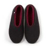 Black wool slippers with dark red on the inside by Wooppers _
