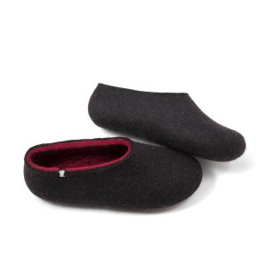 Black wool slippers with dark red on the inside by Wooppers _b
