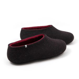 Black wool slippers with dark red on the inside by Wooppers _d