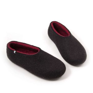 Black wool slippers with dark red on the inside by Wooppers _e
