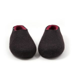Black wool slippers with dark red on the inside by Wooppers _f