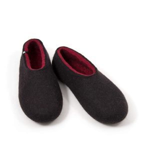 Black wool slippers with dark red on the inside by Wooppers _g