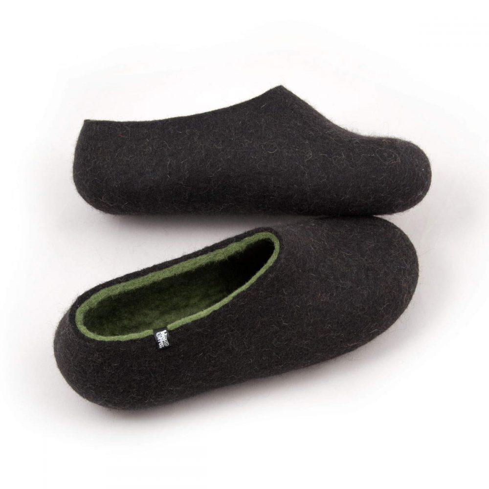 Black mens slippers in wool, olive green on the inside, by Wooppers _c