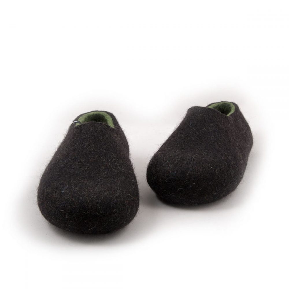 Black mens slippers in wool, olive green on the inside, by Wooppers _e