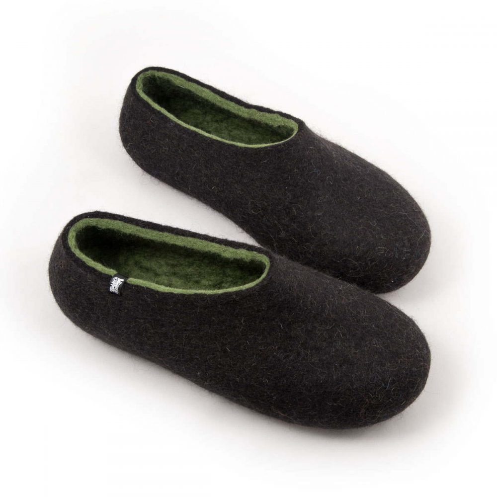Black mens slippers in wool, olive green on the inside, by Wooppers _g