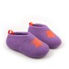 Toddler shoes for home seen from the side by Wooppers. Made like a sabot shoe in lilac wool with an orange star at the front part as a decoration. There is an orange loop tag at the back of the shoe that helps sliding the foot inside the shoe.