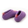 Toddler shoes for home seen from the back by Wooppers. Made like a sabot shoe in lilac wool with an orange star at the front part as a decoration. There is an orange loop tag at the back of the shoe that helps sliding the foot inside the shoe.