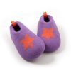 Toddler slippers seen from the front by Wooppers. Made like a sabot shoe in lilac wool with an orange star at the front part as a decoration. There is an orange loop tag at the back of the shoe that helps sliding the foot inside the shoe.