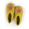 Kids slipper shoes seen top view. They are made from a continous wool felt fabric in lime color with a fuchsia decorative star at the front part.