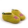 Kids slipper shoes seen from the side. They are made from a continous wool felt fabric in lime color with a fuchsia decorative star at the front part.