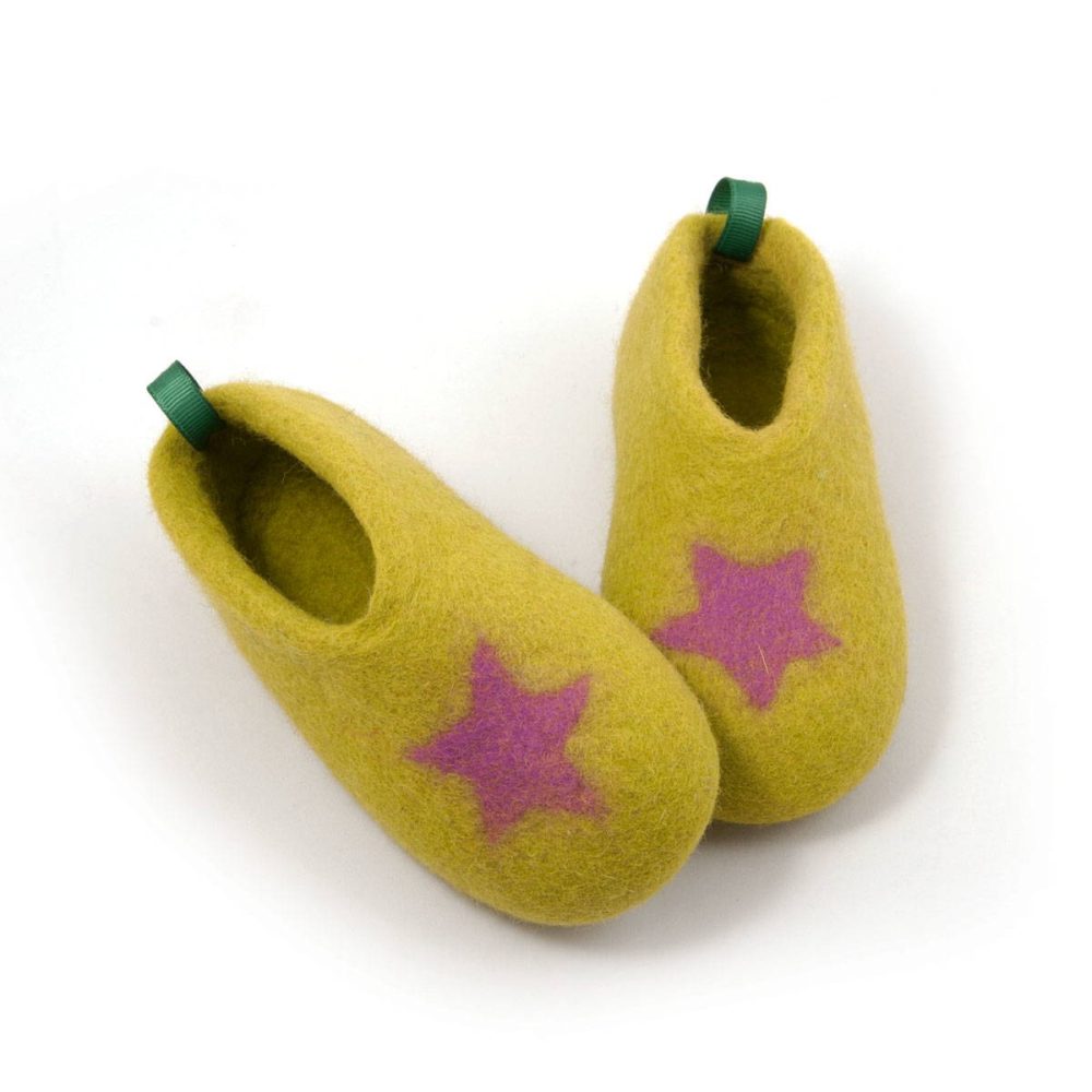 Wool slippers for kids made of felt wool that look like a shoe. They are orange and have a pink decorative star at their front part.
