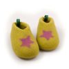 Kids slipper shoes seen front view. They are made from a continous wool felt fabric in lime color with a fuchsia decorative star at the front part.