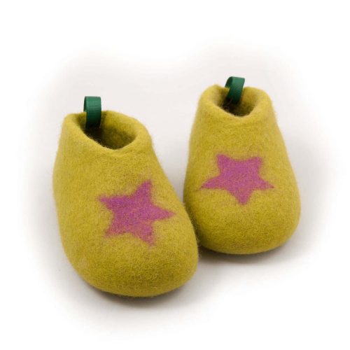 Kids slipper shoes seen front view. They are made from a continous wool felt fabric in lime color with a fuchsia decorative star at the front part.