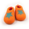 Kids slipper shoes seen front view. They are made from a continous wool felt fabric in orange with a turquoise decorative star at the front part.