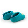 Toddler and kids slippers for home seen from the back by Wooppers. Made like a sabot shoe in turquoise wool with a yellow star at the front part as a decoration. There is an orange loop tag at the back of the shoe that helps sliding the foot inside the shoe.