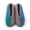 Pure wool slippers in summer colors from the SEASONS collection by wooppers. This is the top view of a pair of wool slippers in grey. The right slipper has turquoise on the right side of the shoe and the left has a Mediterranean blue on the left side of the shoe.