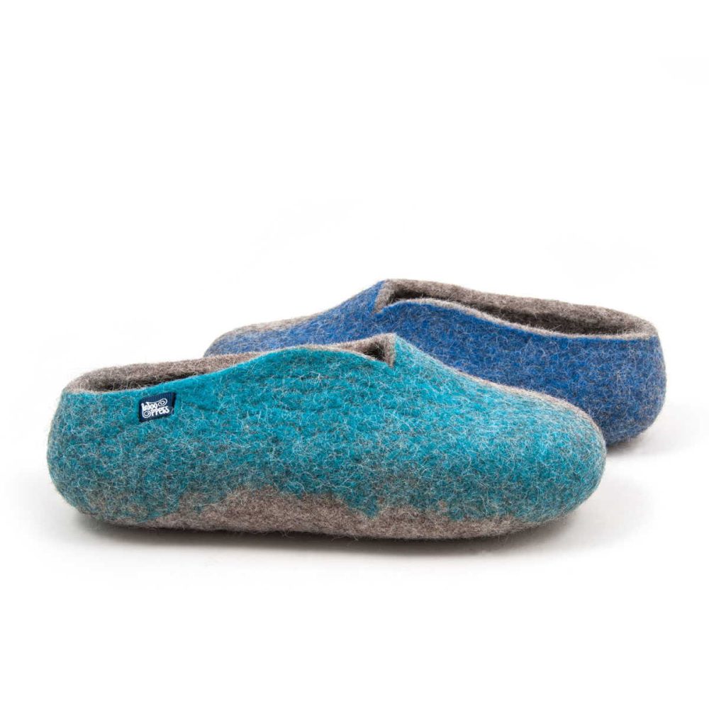 Slippers from the SEASONS collection by wooppers. This is a side view of a pair of wool slippers in grey. The right slipper has turquoise on the right side of the shoe and the left has blue on the left side of the shoe.