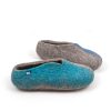 Pure wool slippers from the SEASONS collection by wooppers. This is a side view of a pair of wool slippers in grey. The right slipper has turquoise on the right side of the shoe and the left has blue on the left side of the shoe.