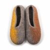 Stylish ladies slippers in earthy colors from the SEASONS collection by wooppers. This is the top view of a pair of wool slippers in grey. The right slipper has yellow on the right side of the shoe and the left has a warm brown on the left side of the shoe.